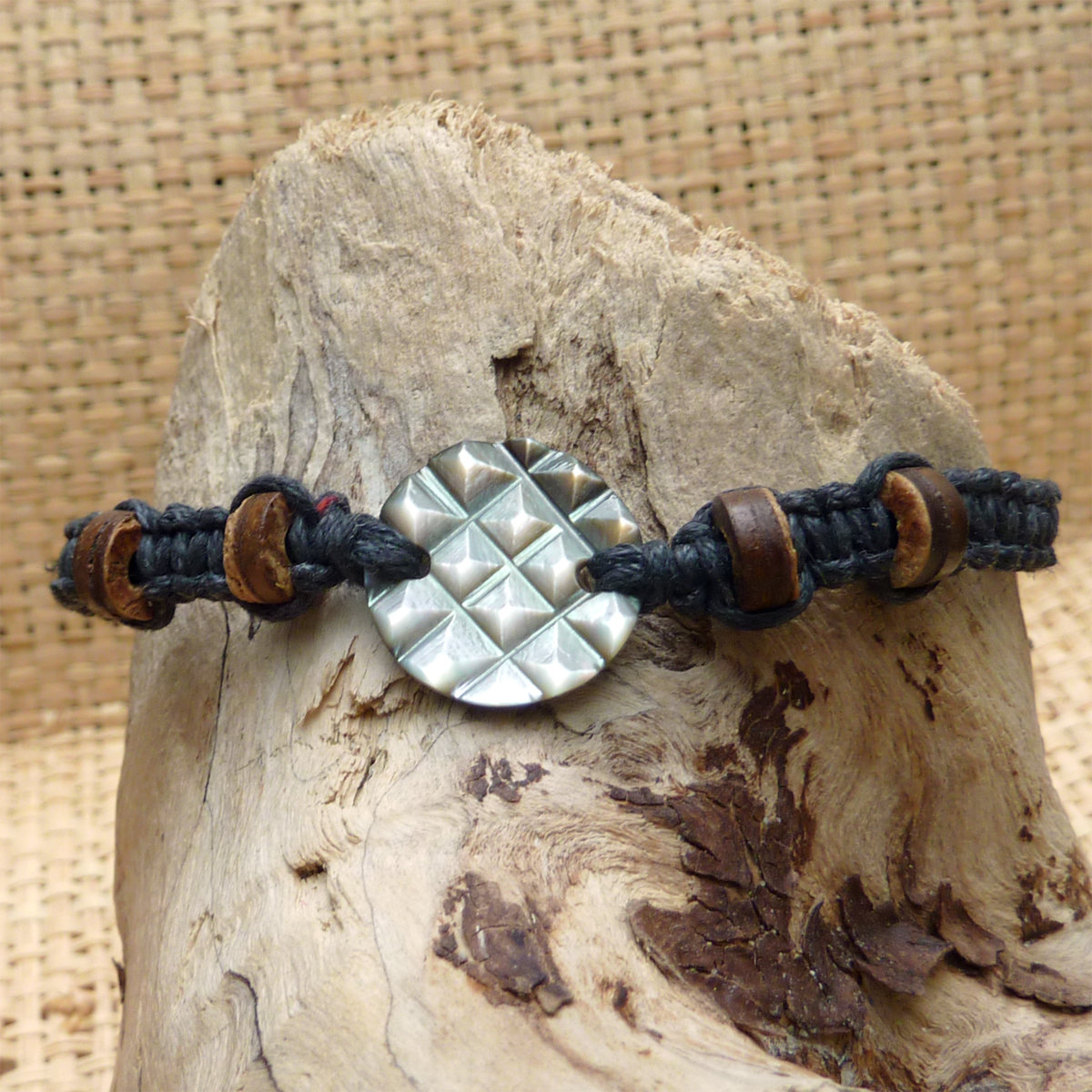 Bracelet médaillon en nacre gravée en relief sur cordon noir tressé