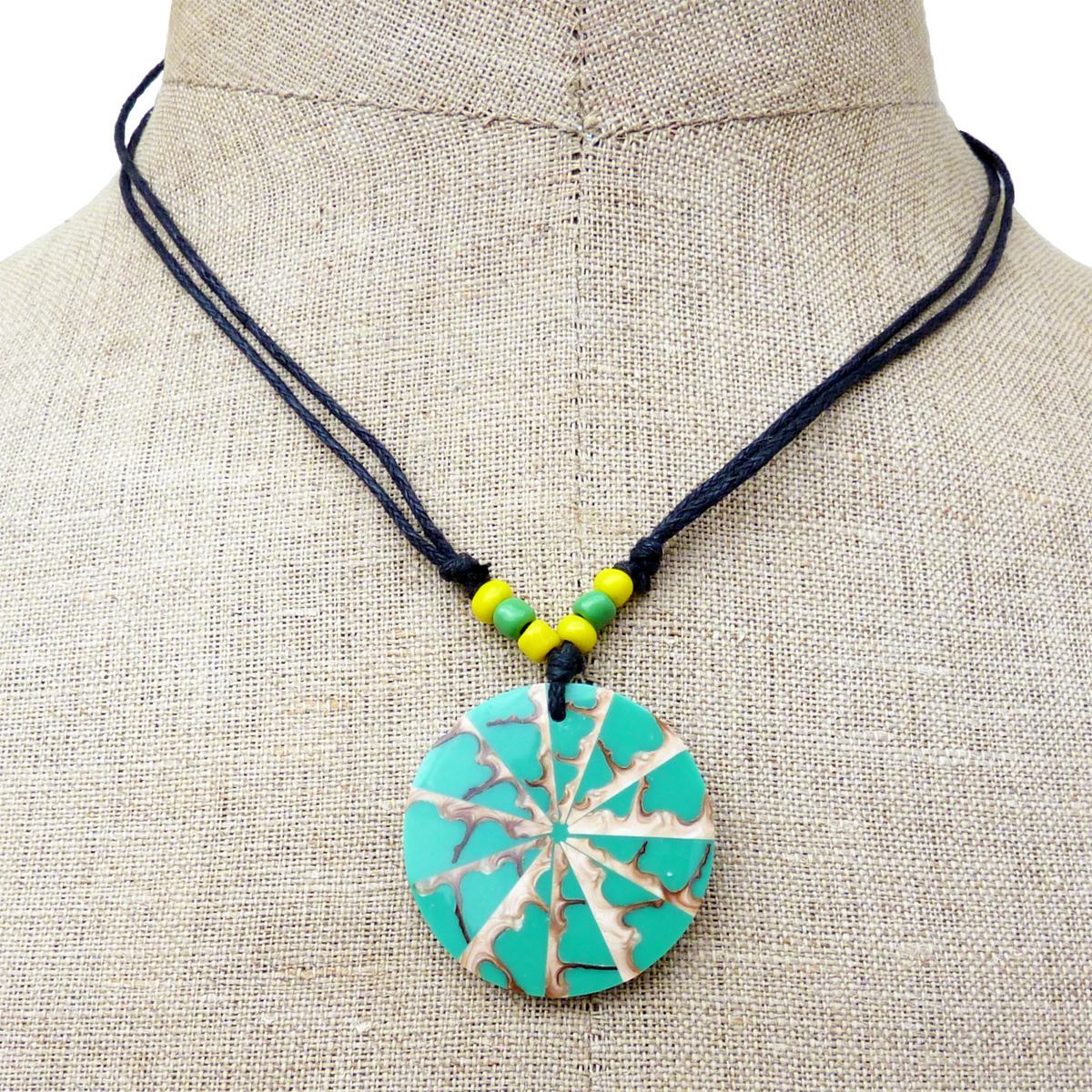 Collier cordon médaillon vert en résine avec éclats de coquillage