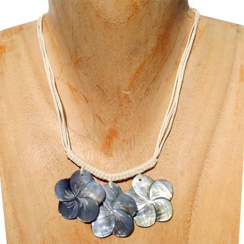 Collier 3 Fleurs en nacre gravée Sur cordons beiges