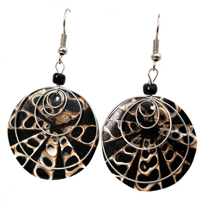 Boucles d'oreilles Résine noire et coquillage avec Spirale en Métal