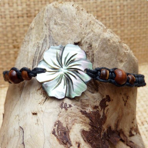 Bracelet fleur d'hibiscus en nacre gravée sur cordon noir tressé