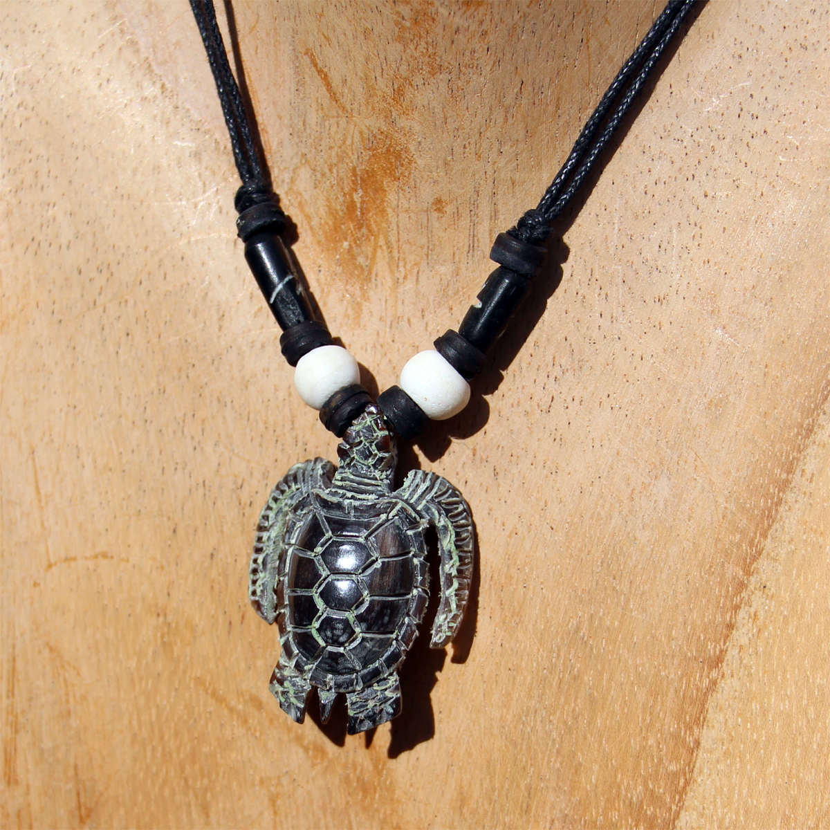 Pendentif Tortue en corne sculpture artisanale sur collier cordon ajustable