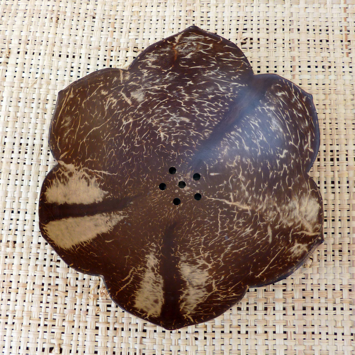Porte savon en noix de coco en forme de fleur