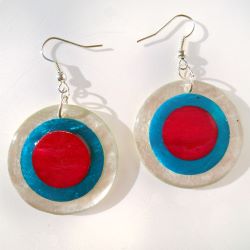 Boucles d'oreilles originales en nacre Cercles bleus et rouges