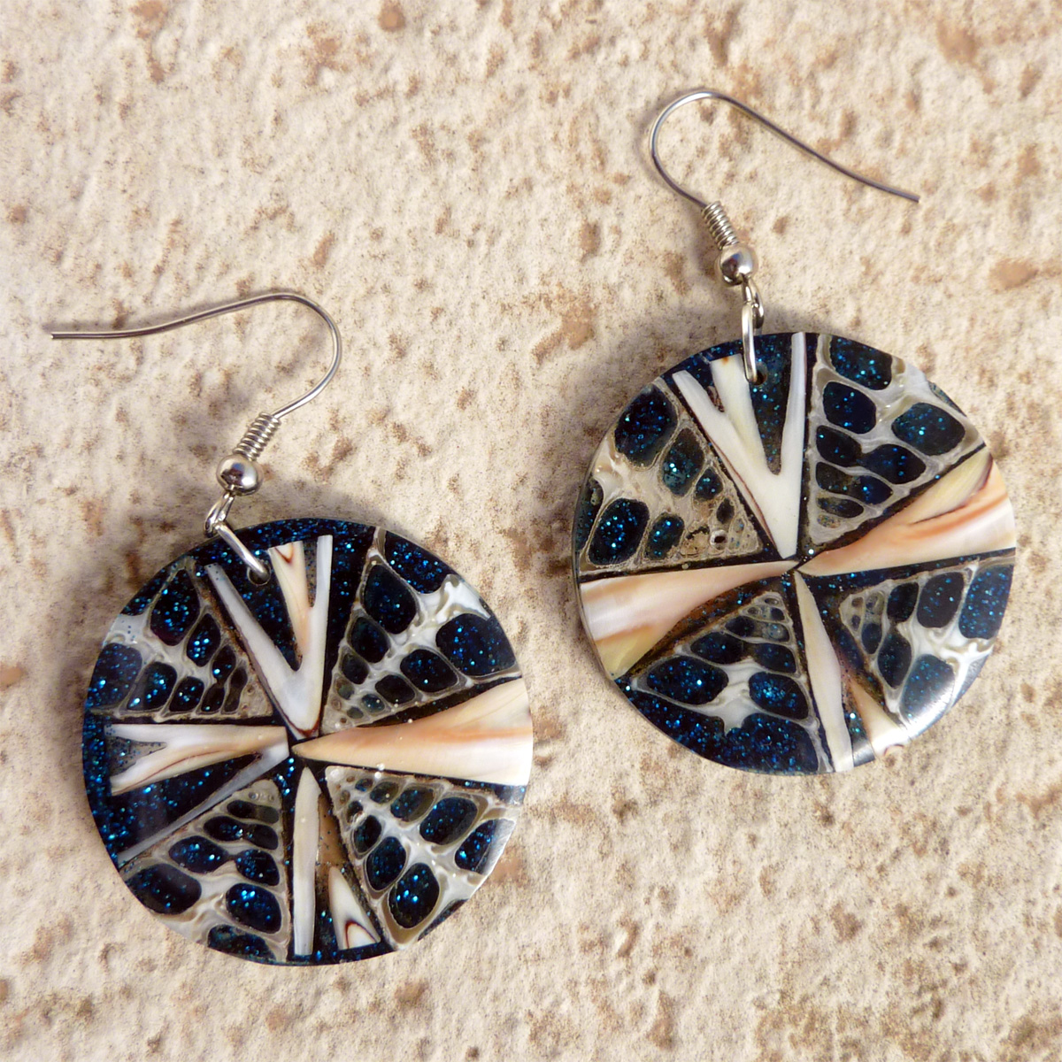 Boucles d'oreilles originales rondes en coquillages et paillettes bleues