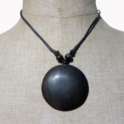 Collier cordon pendentif rond en bois foncé naturel 