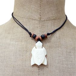 Collier pendentif Tortue en os sculpté sur cordon ajustable