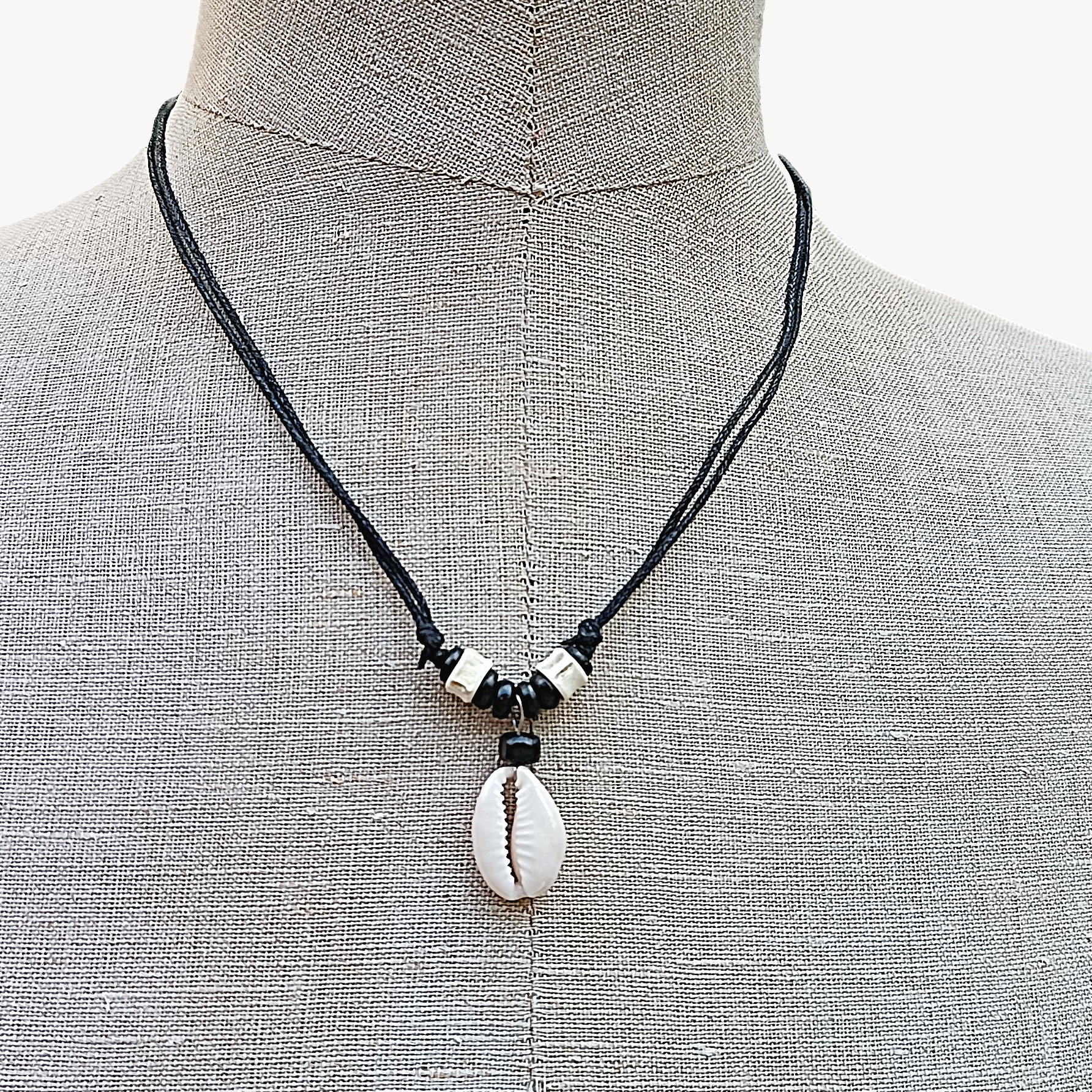 Collier surfer pendentif cauris naturel sur cordon ajustable