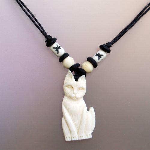 Pendentif chat en os sculpture artisanale sur collier cordon ajustable