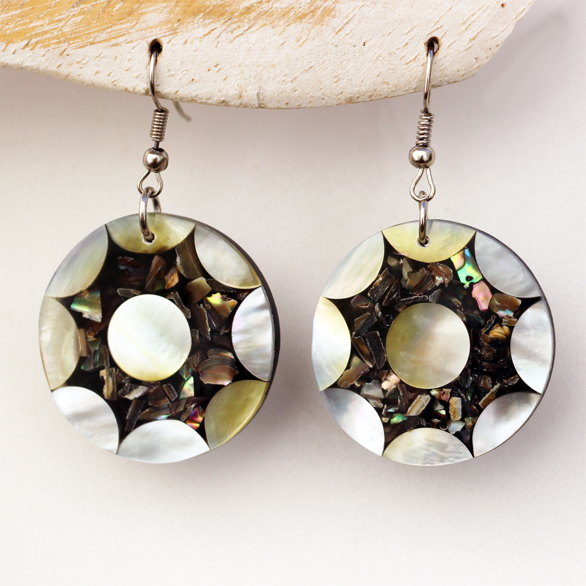 Boucles d'oreilles rondes en nacre grise et abalone