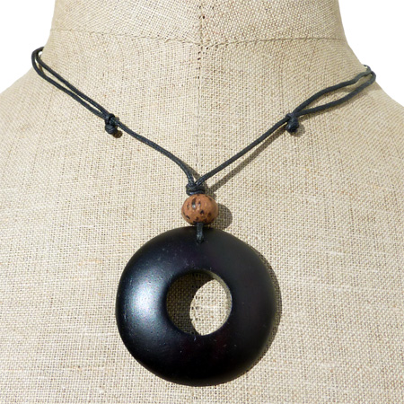 Collier original sur cordon pendentif rond en bois teinté