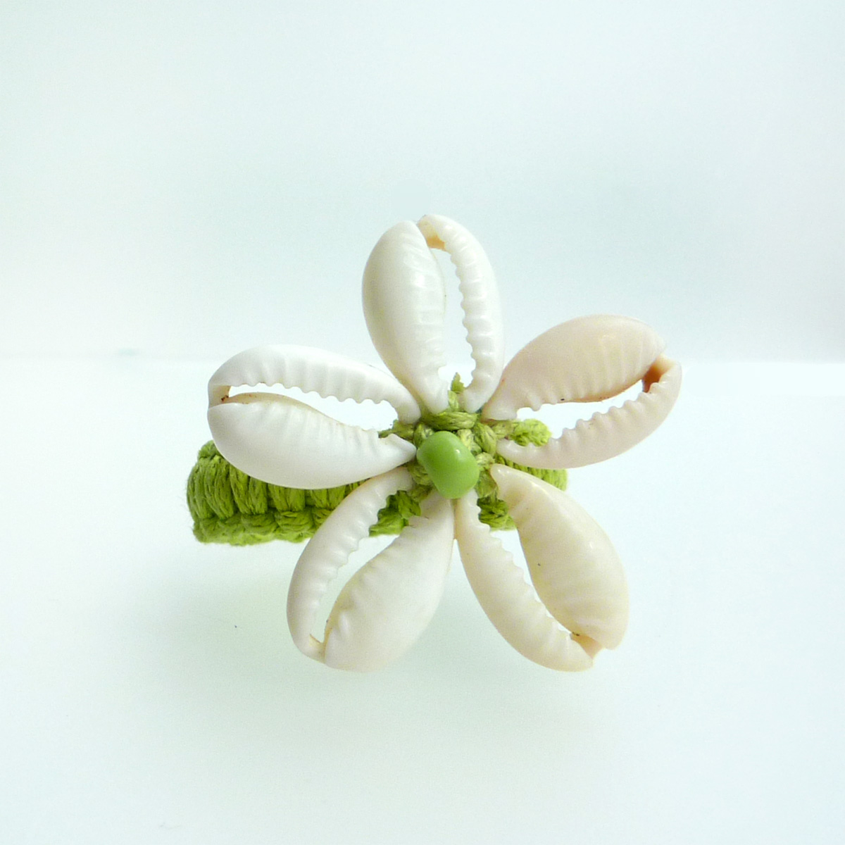 Bague en macramé et en coquillages Cauris Fleur taille 53