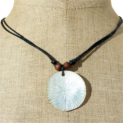 Collier sur cordon petit pendentif rond en nacre naturelle