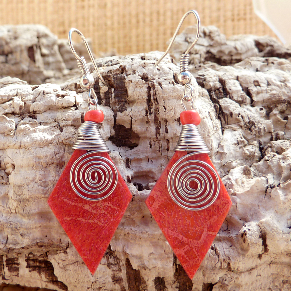 Boucles d'oreilles Originales Losanges en Corail Rouge avec spirales en métal