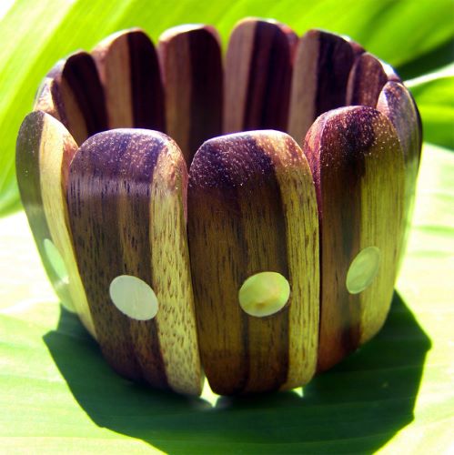 Bracelet en bois naturel avec incrustation de nacres - Artisanat de Bali