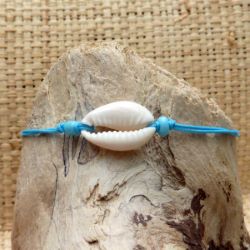 Bracelet coquillage cauri simple sur fil bleu turquoise