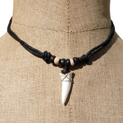 Collier véritable dent de requin en pendentif sur cordon ajustable