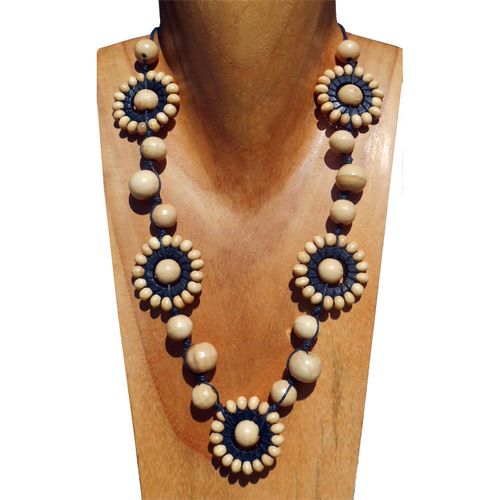 Collier en bois naturel clair modèle Soleil anneaux et perles artisanat