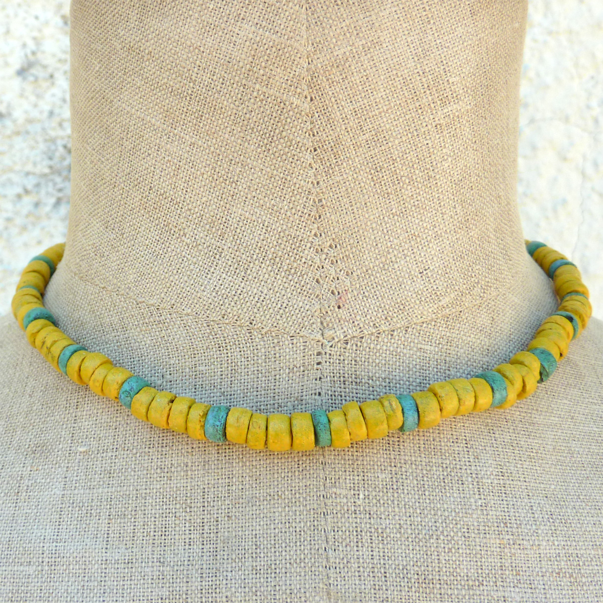 Collier Surf Perles en noix de coco jaune et bleu Look Vintage