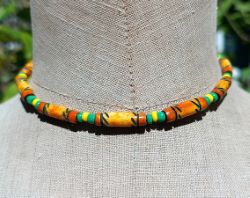 Collier surf perles en os gravé, orange jaune vert