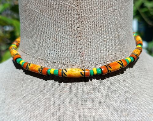 Collier surf perles en os gravé, orange jaune vert