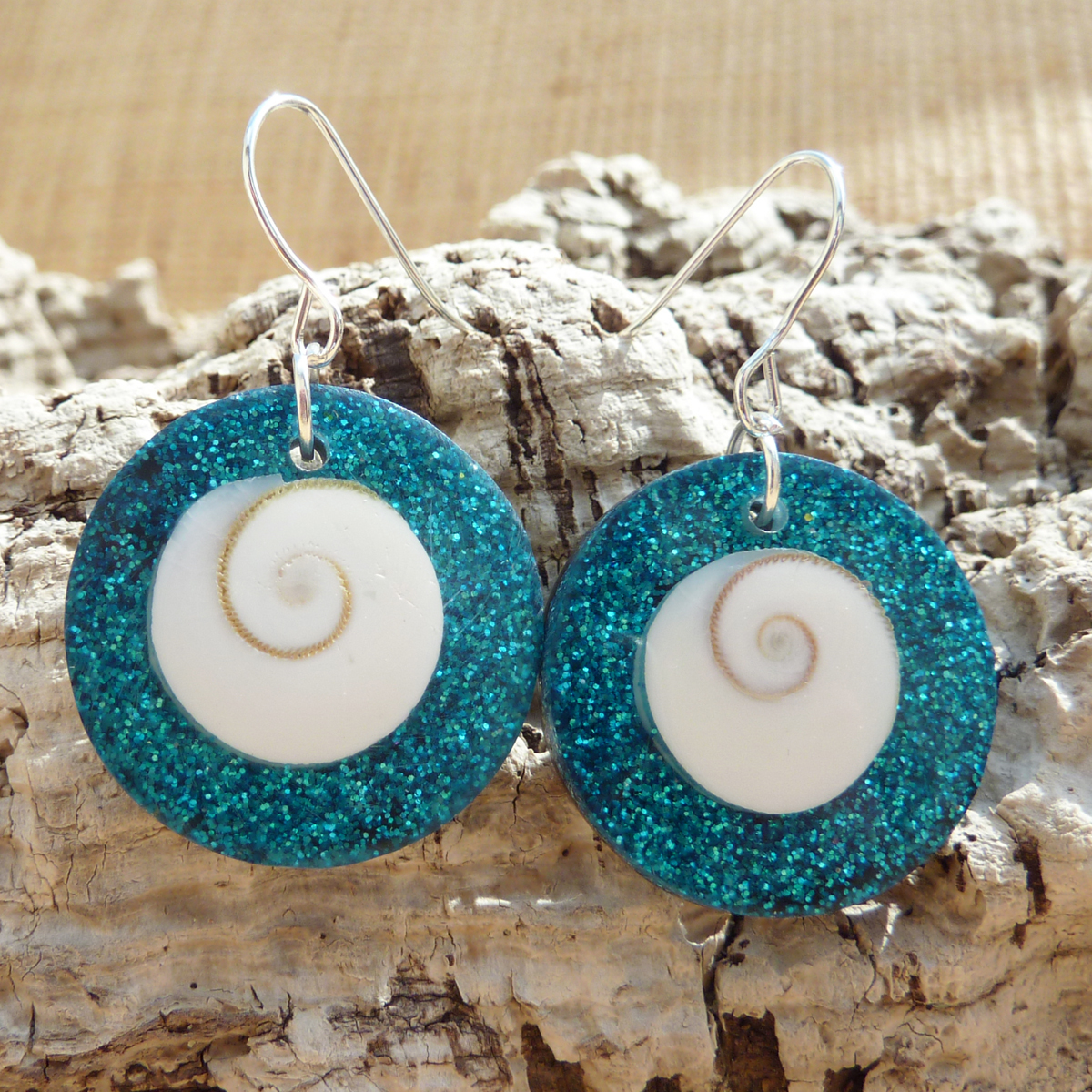 Boucles d'oreilles originales Oeil de Sainte Lucie et paillettes bleu turquoise