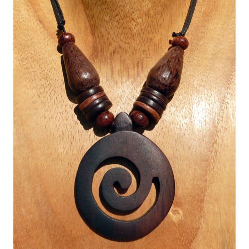 Collier pendentif Spirale en bois exotique et perles en cocotier