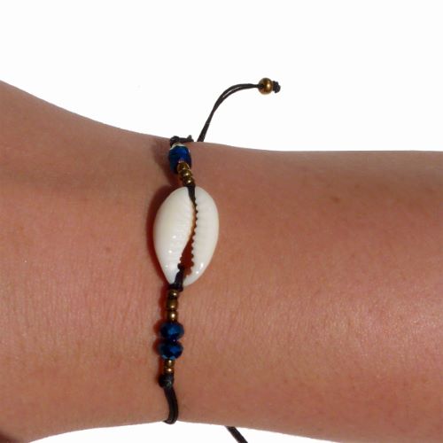 Bracelet cauris sur cordon perles à facettes bleues et rocailles bronzes