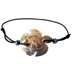 Bracelet petite tortue en nacre gravée sur cordon élastique