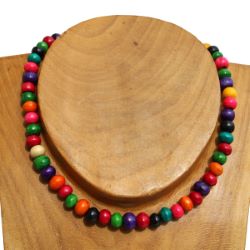 Collier bois en perles multicolores Un tour de cou