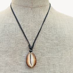 Collier pendentif cauris brun sur cordon ajustable