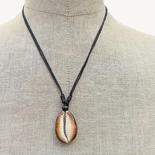 Collier pendentif cauris brun sur cordon ajustable