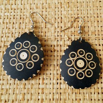 Boucles d'oreilles originales gouttes avec gravure en noix de coco
