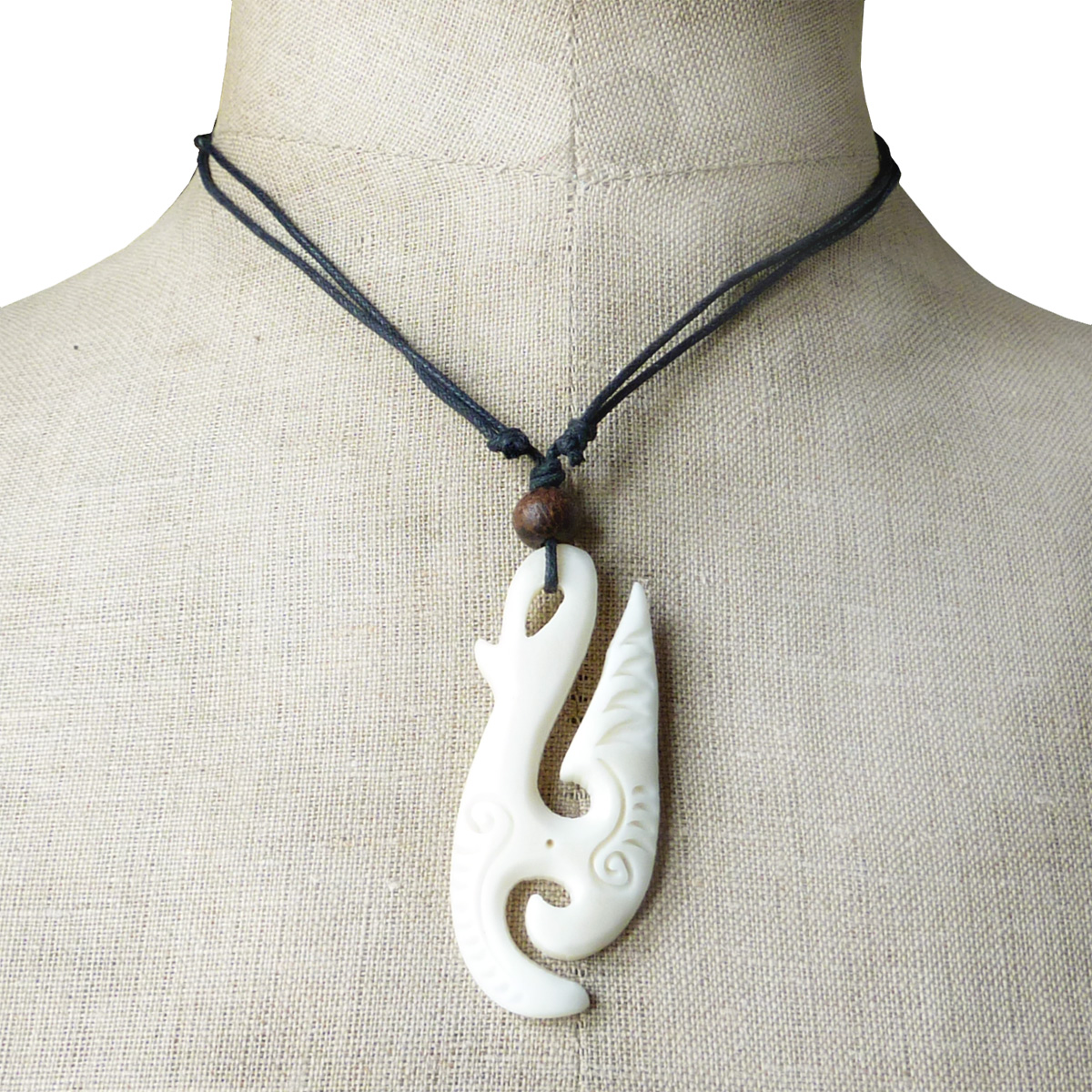 Collier pendentif hameçon en os sculpté sur cordon ajustable