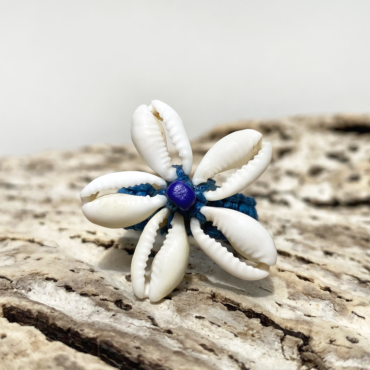 Bague en macramé et en coquillages Cauris Fleur taille 50