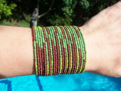 bracelet original manchette en perles de rocaille camaieu vert et marron