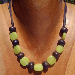 Collier Ras de cou Artisanal et original Perles en Bois et pâte de verre Vert anis