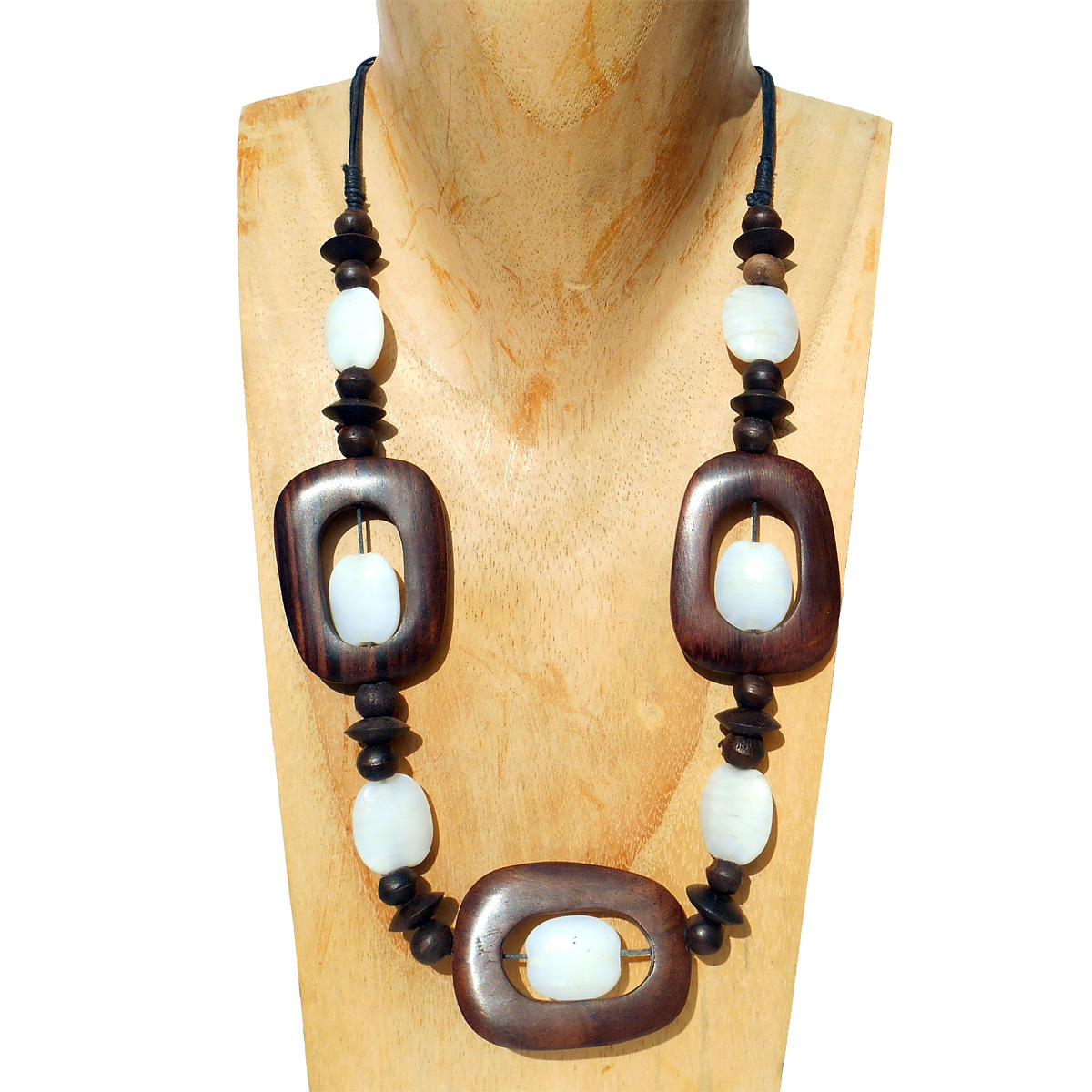 Collier mi-long en bois naturel et pâte de verre Blanche