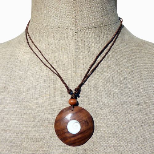 Collier cordon pendentif rond en bois naturel avec oeil de Sainte Lucie