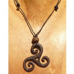 Collier cordon pendentif Triskel en bois 