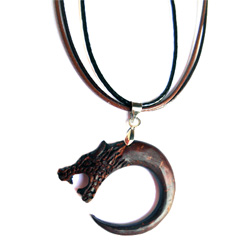 Pendentif  Dragon sculpté en noix de coco