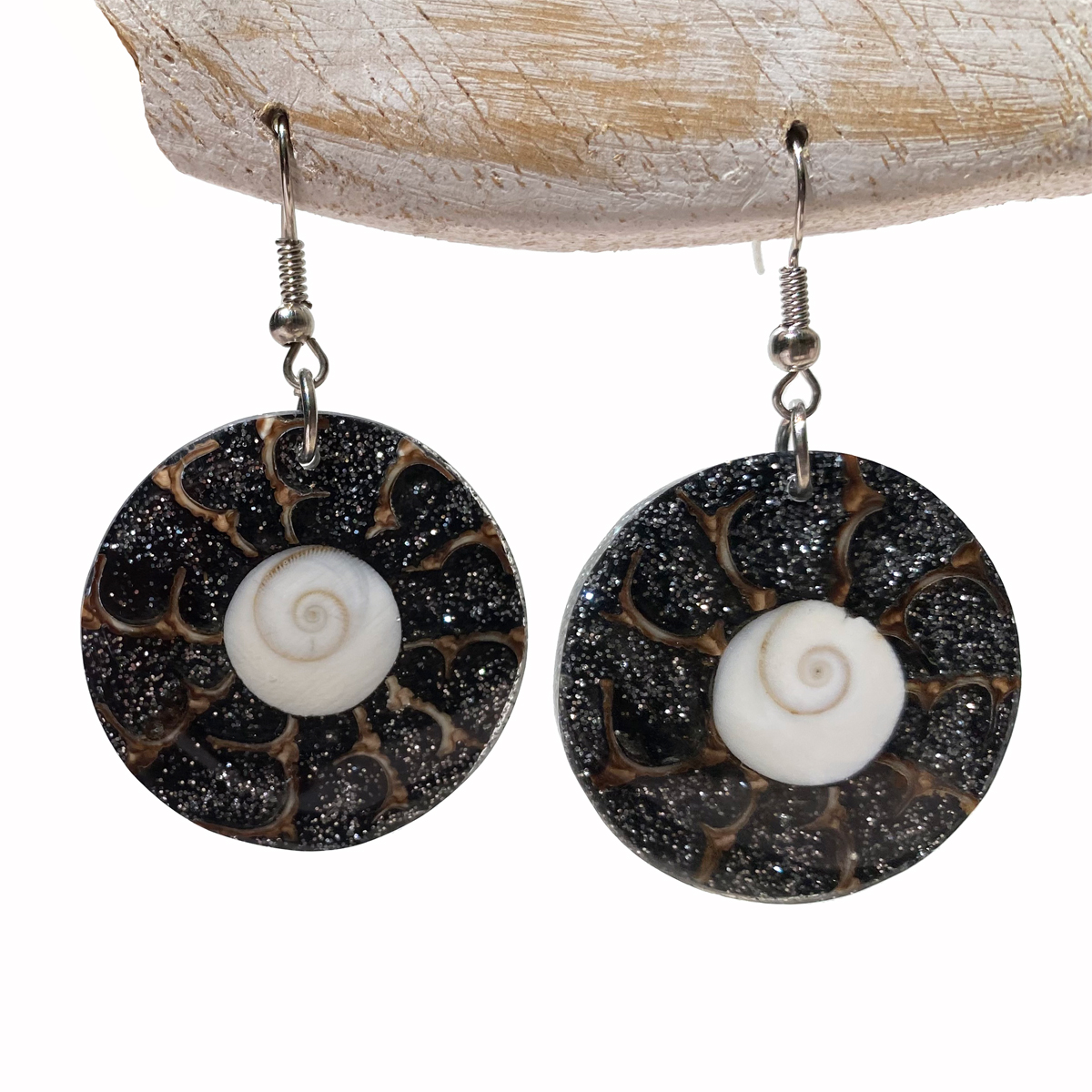 Boucles d'oreilles oeil de Lucie résine coquillages paillettes argentées