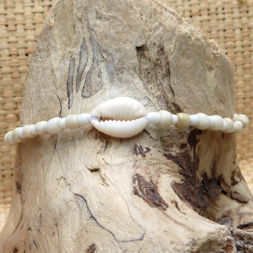 Bracelet de cheville beige et blanc en perles avec coquillage cauris