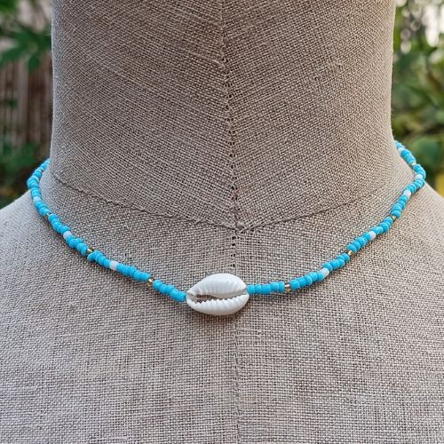 Collier ras de cou ajustable cauris et mélange de perles tons bleus