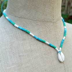 Collier ajustable avec cauris Bleu ciel Turquoise Blanc Vert Artisanat Bali