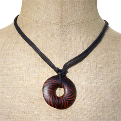Collier original sur cordon pendentif rond en bois peint