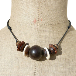 Collier Ethnique perles  en Bois et Noix de coco sur cordon