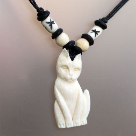 pendentif chat en os sculpture artisanale sur collier cordon
