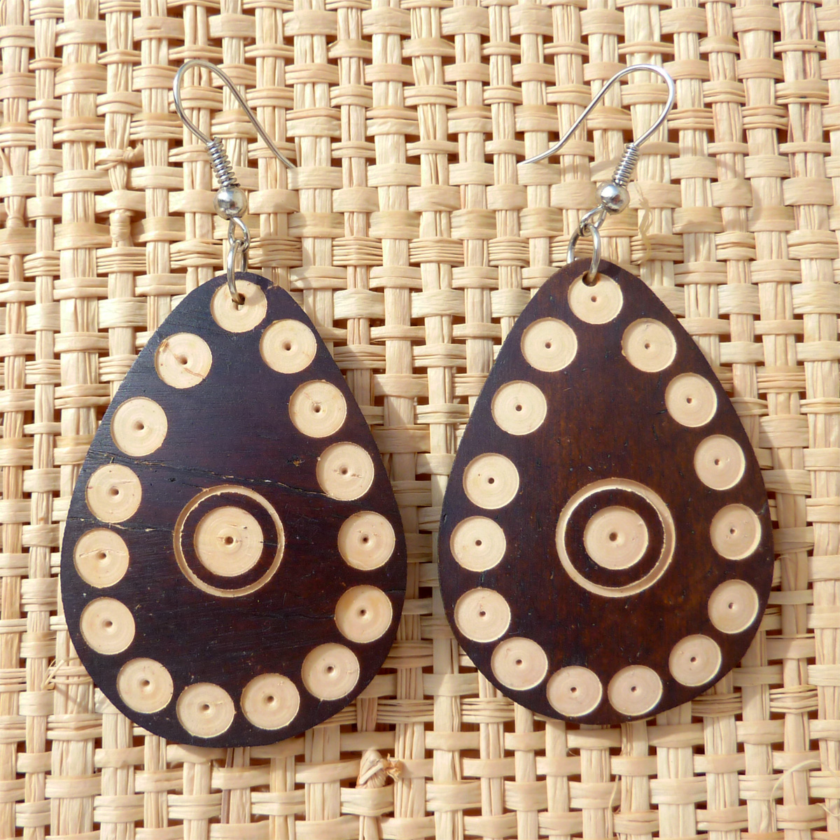 Boucles d'Oreilles Originales Gouttes en Noix de Coco gravée