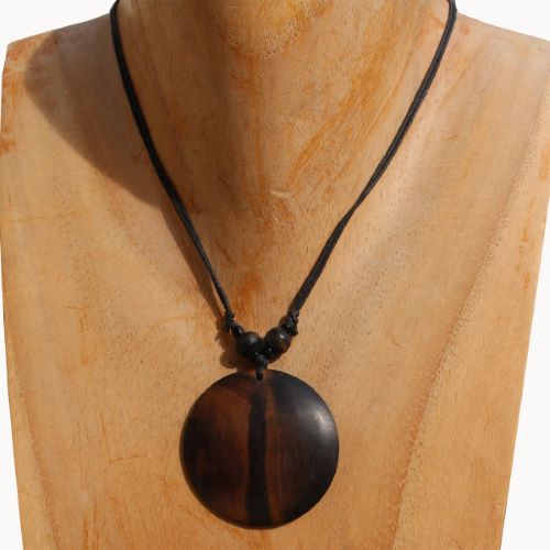 Collier cordon pendentif rond en bois exotique naturel 